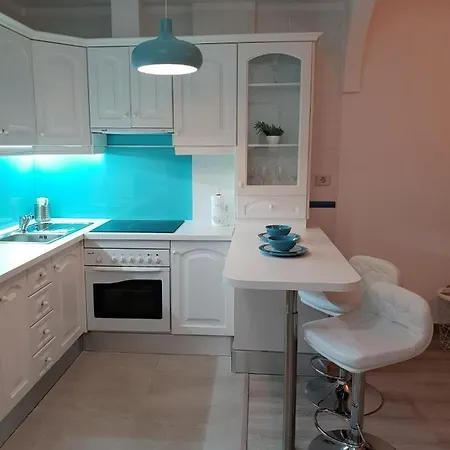 아파트 A Charming With A Swimming Pool